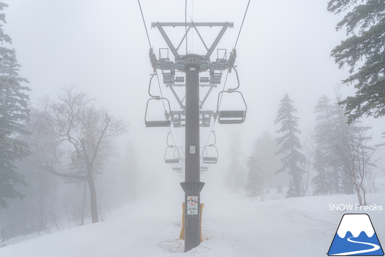 大雪山層雲峡・黒岳ロープウェイスキー場｜真っ白な『霧』に包まれた雲上のゲレンデ。春スキー＆スノーボードを楽しむなら、今がおススメです(^^)v